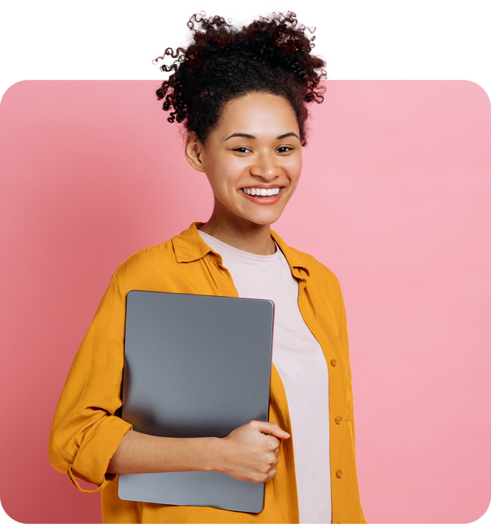 Kvinna med digital årsredovisning online på sin laptop