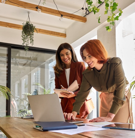Twee medewerkers van Bjorn Lunden zien goede resultaten achter hun werklaptop