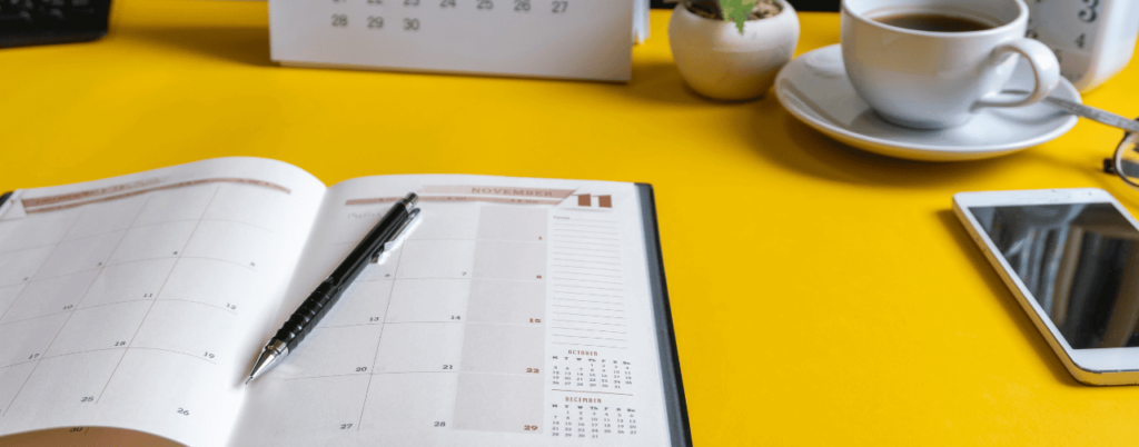 Open agenda met pen op bureau, naast koffie en smartphone – planning en automatisering met Bjorn Lunden.