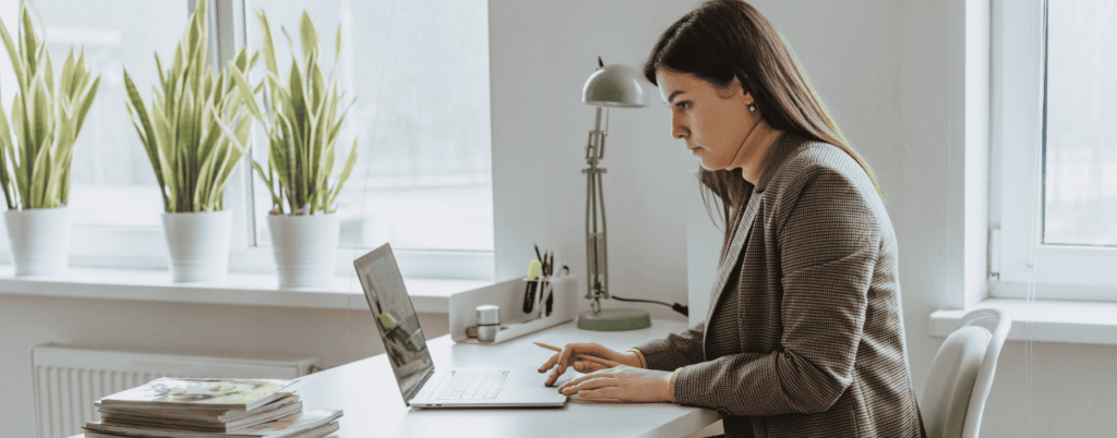 Vrouw werkt geconcentreerd op laptop – ontdek de voordelen van PSD2 voor accountants en ondernemers met Bjorn Lunden