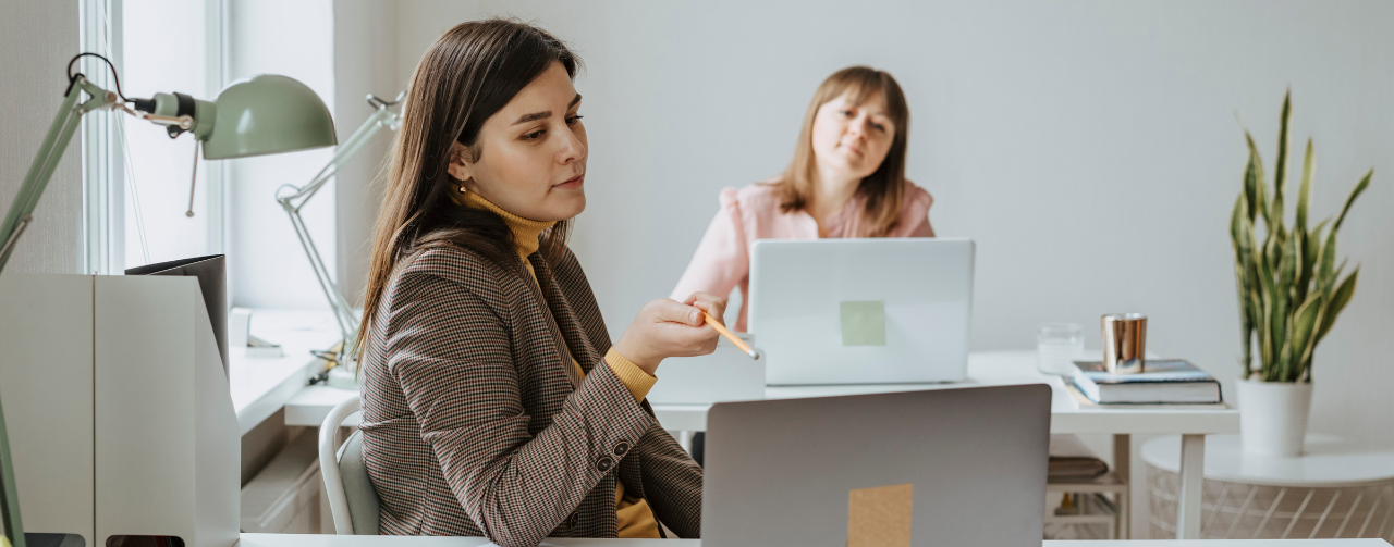 Twee vrouwen bespreken btw-aangifte op kantoor – alles wat je moet weten over btw-aangifte met Bjorn Lunden