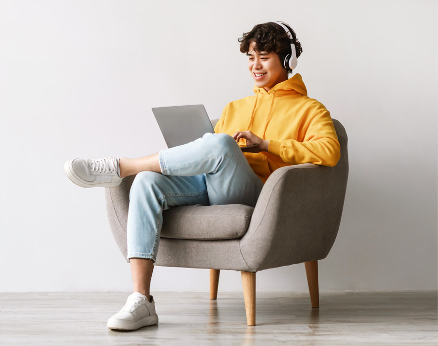 Ung kvinna som använder Bjorn Lundens lönesystem