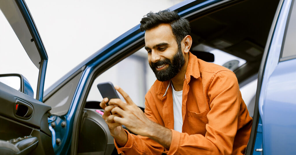 Reserakning with cellphone Bjorn Lunden