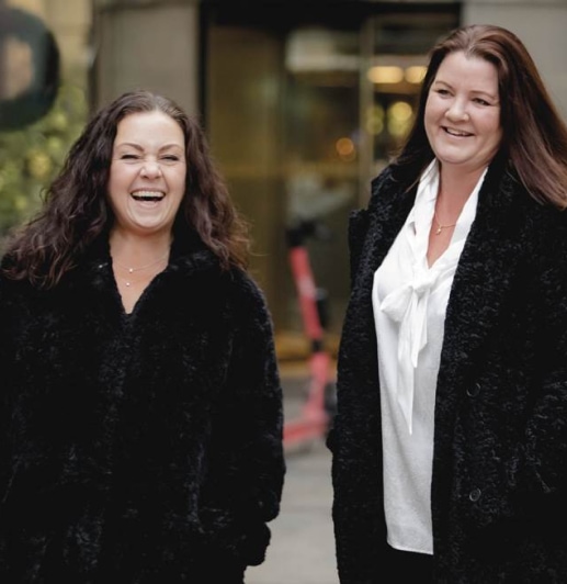 Bild som visar två nöjda kunder med bokslutsprogram