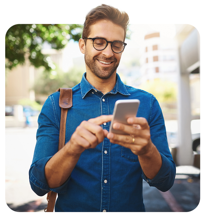 Ung kvinna som använder Bjorn Lundens lönesystem