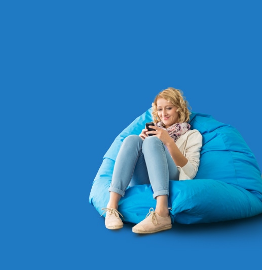 Bild på ung kvinna som sköter tidrapportering med sin mobil